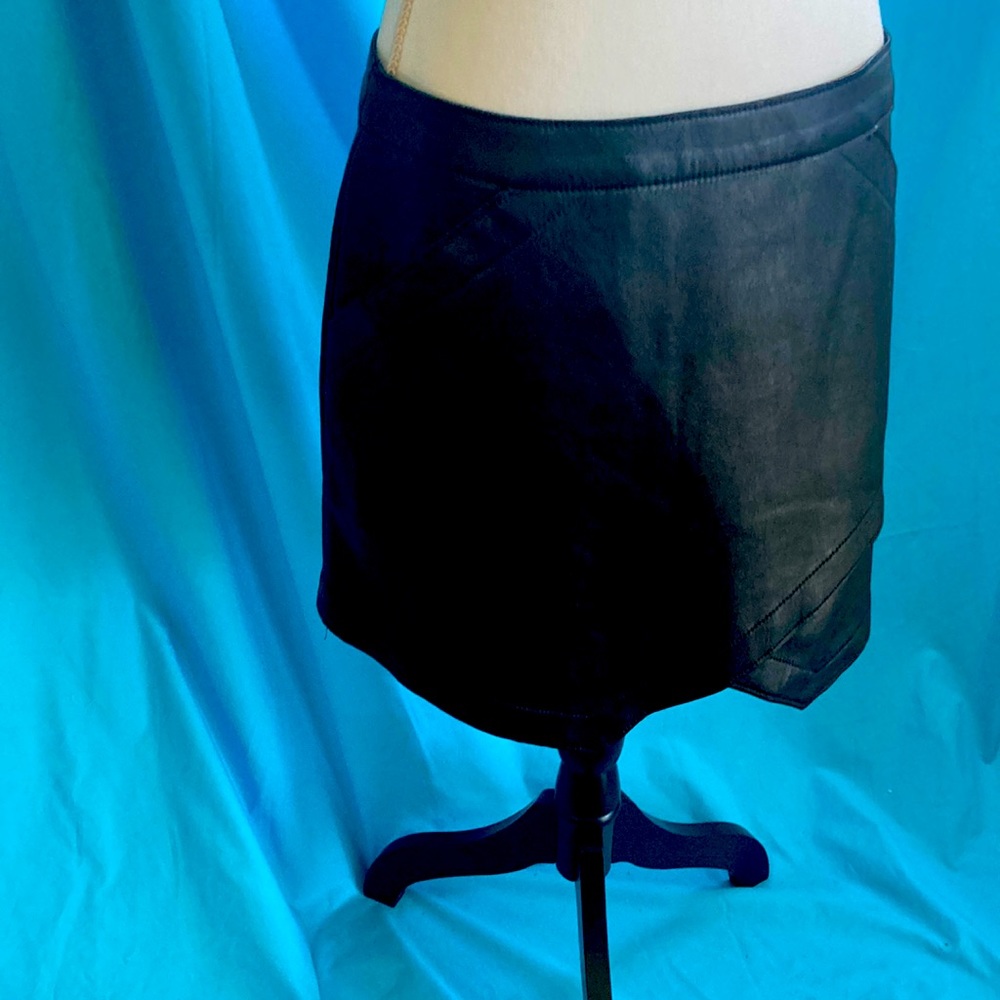 Buy2items .3/$25items for$50. Black vegan leather side zip skirt w/pockets!
